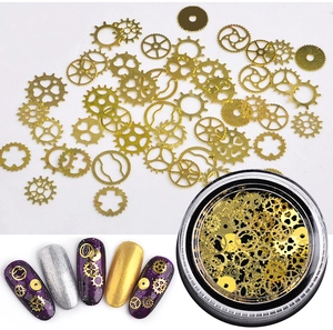 Détails de bijoux d'ongles rouages steampunk en métal doré dans une boîte de rangement