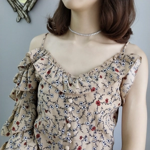 Dettaglio della collana choker con ciondolo quadrato in zircone lucido sul collo