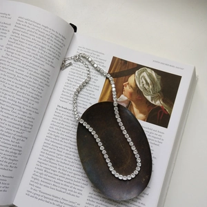 Collana tennis in argento S925 e zirconi su un vassoio scuro minimalista