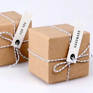 Scatole regalo in carta kraft con etichette handmade e for you con spago bicolore