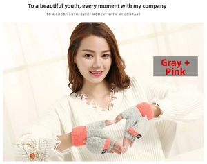 Détail de gants en tricot gris et rose avec rabat convertible pour écran tactile
