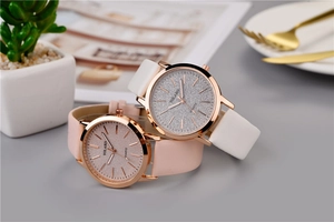 Nahaufnahme von Damenuhren mit sternenklarem Zifferblatt, Roségold-Gehäuse und Lederarmband