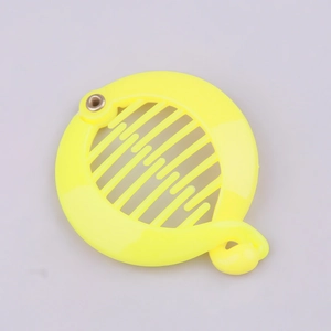 Detailweergave van de felgele plastic bananenklem met in elkaar grijpende antislip tanden