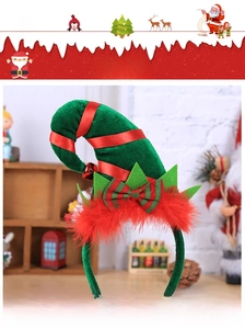Détail du serre-tête de lutin de Noël avec chapeau en velours vert, plumes et grelots