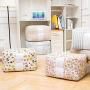 Detalle de fundas antipolvo para ropa con estampados florales y ventanas transparentes