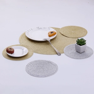 Détail de sets de table tissés en spirale dorée et argentée avec texture tressée serrée