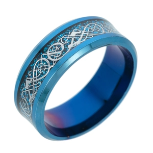 Bague bleue en acier inoxydable avec nœuds celtiques argentés et paillettes sur fond blanc