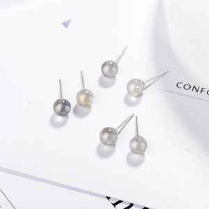 Tres pares de pendientes de botón redondos de piedra de luna gris con acabado de metal plateado