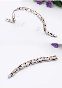 Dettaglio macro del bracciale magnetico bicolore in acciaio con piccoli zirconi