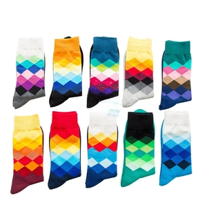 Flache Darstellung bunter Crew-Socken mit Rautenmuster in zehn lebhaften Farbvarianten