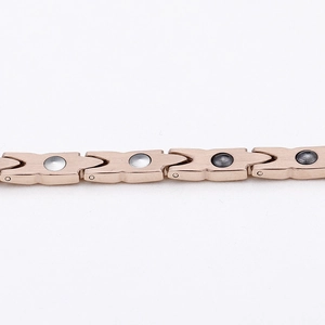 Magnetische armband in roségoud voor dames met X-vormige schakels en geborsteld metaal