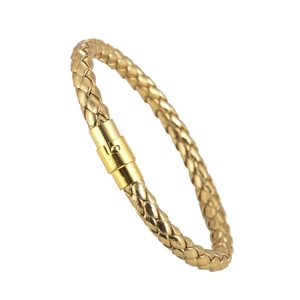 Detail eines goldenen geflochtenen Lederarmbands mit sicherem Magnetverschluss aus Metall