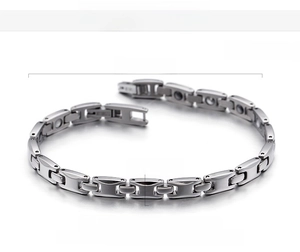 Détail macro du bracelet magnétique pour homme en acier, dimensions 210mm par 6mm