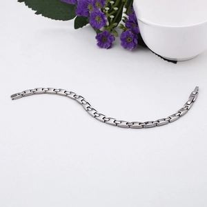Bracelet chaîne en acier titane argenté avec maillons industriels sur fond blanc