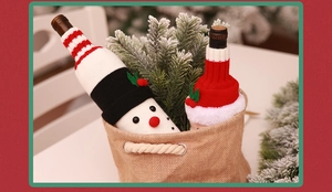 Vue détaillée des housses de bouteille de vin tricotées bonhomme de neige et Père Noël