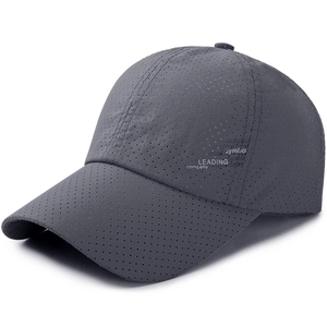 Casquette de baseball en mesh gris foncé avec lettrage latéral pour protection solaire