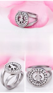 Détail macro de bague en acier titane argenté avec cristaux et forme garçon évidée