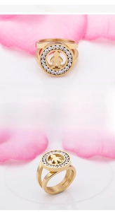 Détail d'une bague double en acier plaqué or 18 carats avec silhouette sertie de cristaux