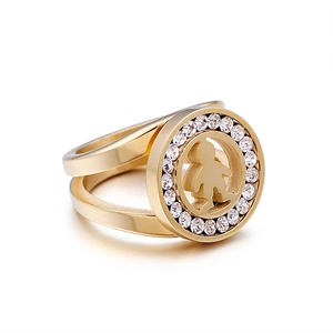 Bague en acier titane doré avec double anneau et cercle serti de cristaux et figurine
