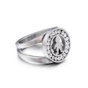 Bague en acier titane avec bord en zircon et figurine de garçon évidée en argent