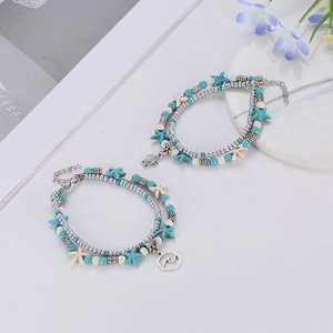 Détail de l'ensemble de bracelets de cheville avec breloques tortue et vague de plage