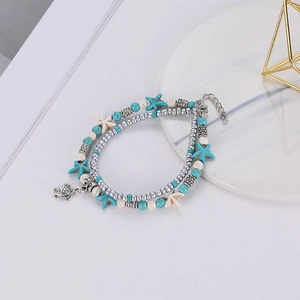 Détail de perles en coquillage et charmes étoile de mer avec pendentif tortue