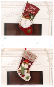 Détail de chaussettes de Noël avec appliques 3D Père Noël et bonhomme de neige sur cheminée
