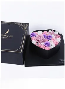 Detailansicht der herzförmigen Seifenblumen-Geschenkbox mit rosa und lila Blüten