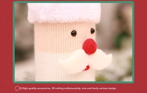 Vue détaillée du cache-bouteille de Noël tricoté avec décor de Père Noël et peluche