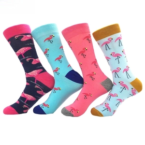 Set mit vier Baumwollsocken mit bunten Flamingomustern und gerippten Bündchen