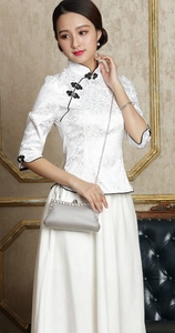 Elegante gewebte Abendtasche kombiniert mit weißem Cheongsam und Vintage-Accessoires