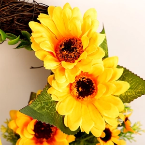 Couronne de tournesols artificiels avec fleurs jaunes sur base de rotin pour mariages