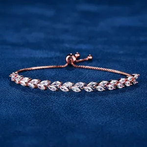 Elegante pulsera de hoja en oro rosa con circonitas marquise y cierre ajustable