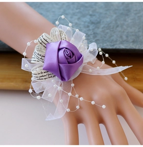 Détail du corsage de poignet en satin violet avec ruban de dentelle et perles