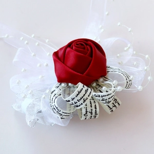 Corsage de poignet en satin rouge fait main avec dentelle, perles et rubans rétro