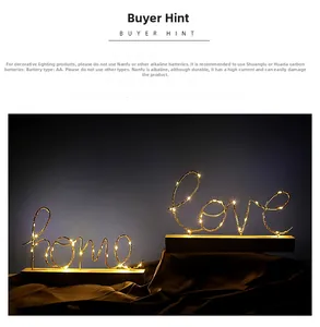 Detail der Holzbasis-LED-Buchstabenlampe mit Kupferdraht und Batteriehinweis