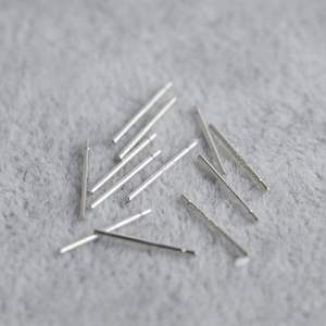 Tiges d'oreilles minimalistes en argent S925 sur tissu gris pour le soin quotidien du piercing
