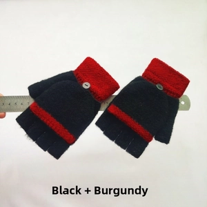 Détail des mitaines en tricot noir et bordeaux montrant la mesure de largeur avec règle