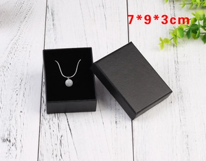Detail view of a black jewelry box with silver pearl necklace, sized 7x9x3cm