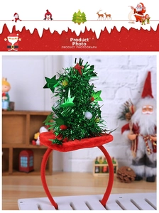 Gros plan d'un serre-tête de Noël avec mini sapin en guirlande et bandeau en peluche