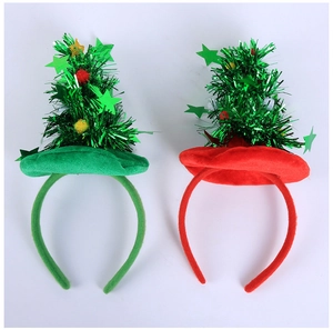 Détail d'un serre-tête sapin de Noël vert avec boules colorées et décorations d'étoiles