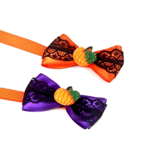 Details von Halloween Haustier-Fliegen mit orangefarbenen und lila Kürbismotiven und Spitze
