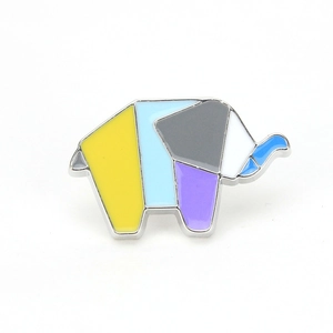 Détail d'une broche éléphant en émail géométrique origami avec alliage de zinc coloré