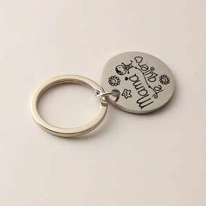 Détail du porte-clés en acier avec gravure Mama te quiero et motifs pour maman