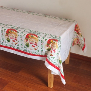 Détail de nappe de Noël jetable avec motif Père Noël et inscription Merry Christmas imprimée