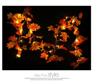 Gros plan de guirlande LED feuilles d'érable artificielles avec lumière chaude décorative