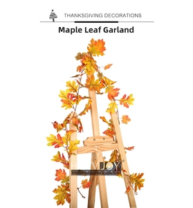 Détail d'une guirlande de feuilles d'érable artificielles aux couleurs d'automne dégradées