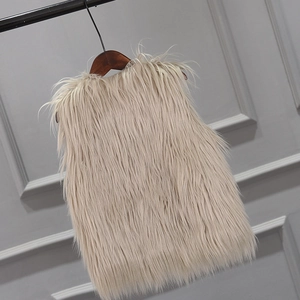 Dettaglio del gilet in ecopelliccia beige per bambine con morbida trama lunga