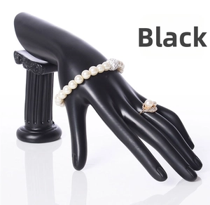 Conjunto de joyas de perlas crema con pulsera y anillo en exhibidor de mano negro