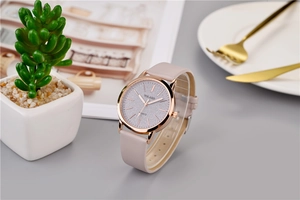 Modische Quarzuhr mit Roségoldgehäuse und rosa Lederarmband in einer Lifestyle-Umgebung